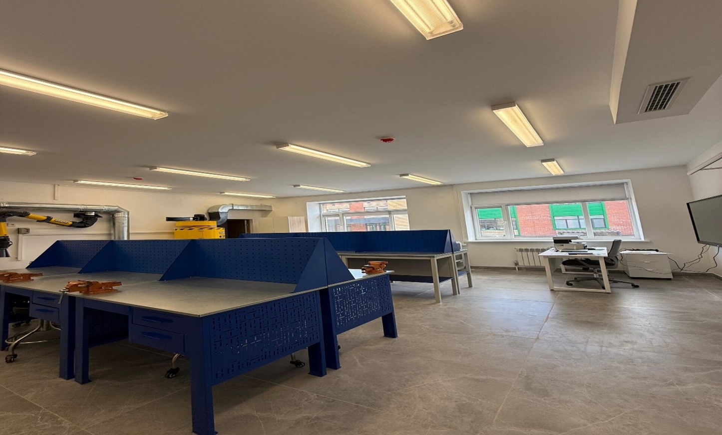 Қыз балаларға және ер балаларға арналған еңбек кабинеттері